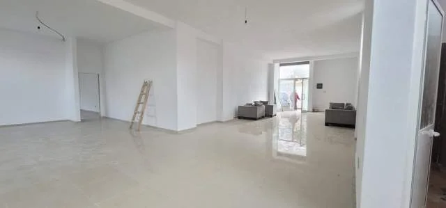 Durres, shes ambjent biznesi Kati 0, 194 m² 252.000 Euro (Tek Ujesjellesi, Durres.)
