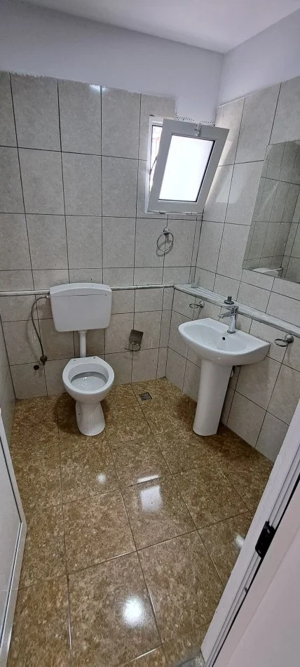 Tirane, jepet me qera shtepi 1+1 Kati 1, 65 m² 450 € (rruga e Dibres)