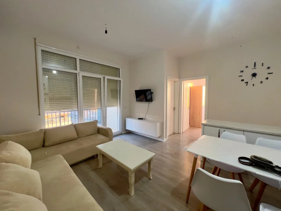 Tirane, jepet me qera 3+1+Ballkon Kati 9, 90 m² 600 € (ish fusha e Aviacionit)