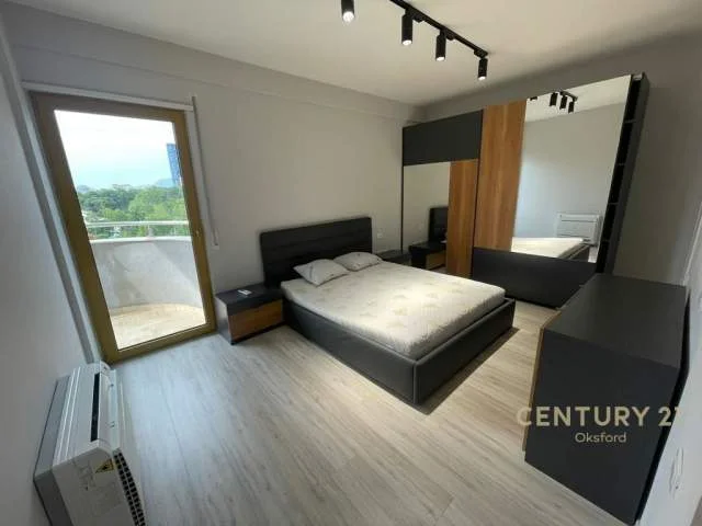Tirane, jepet me qera apartament 3+1 Kati 5, 131 m² 2.000 Euro (Ish Blloku)