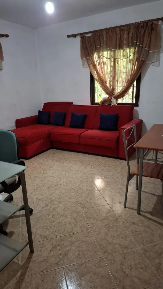 Tirane, jepet me qera apartament 2+1 Kati 1, 75 m² 400 € (Kombinat)