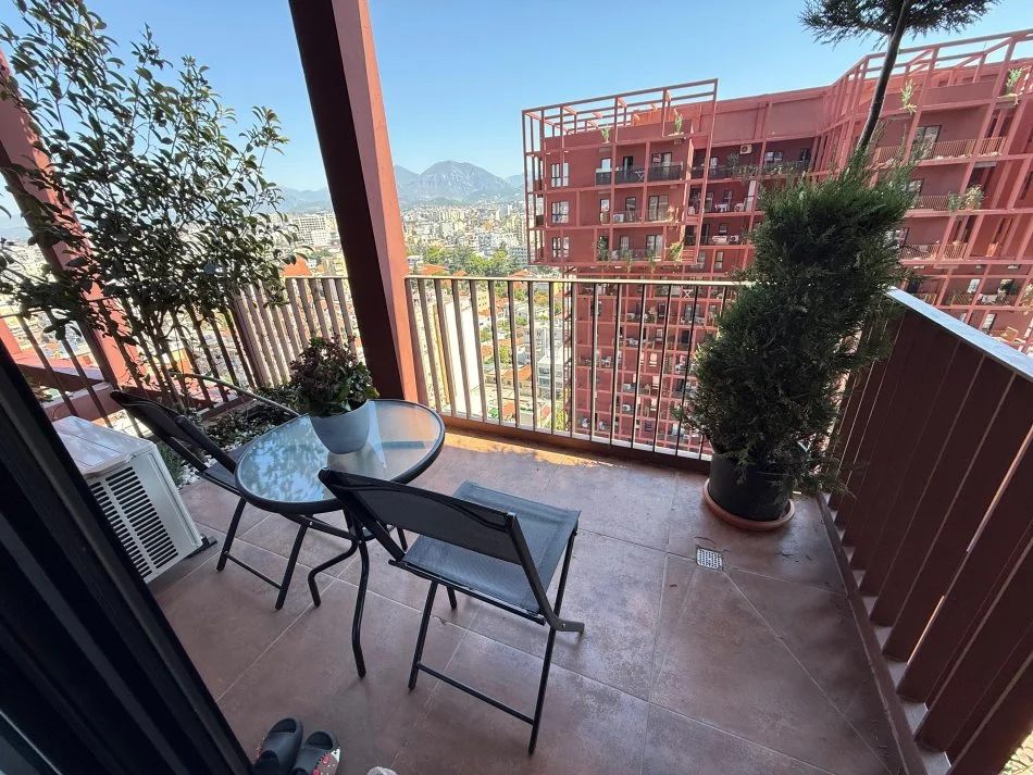 Tirane, jepet me qera apartament 1+1 Kati 15, 63 m² 900 € (Garden building rezidence)