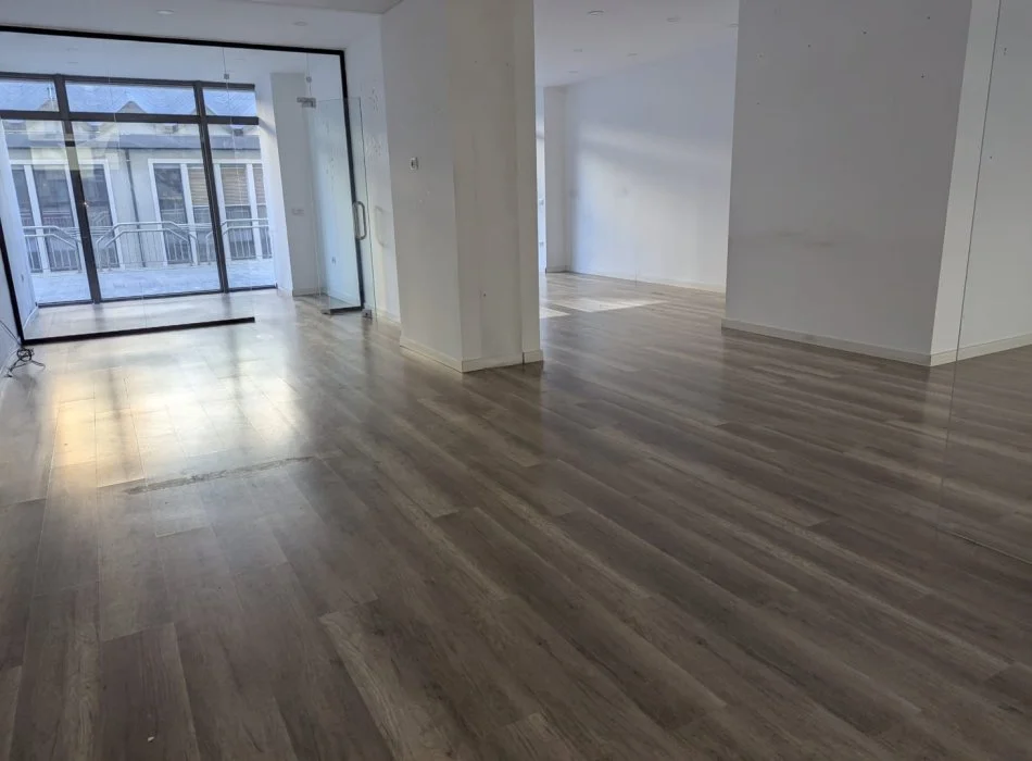 Tirane, jepet me qera ambjent biznesi Kati 0, 85 m² 1.700 € (nobis)
