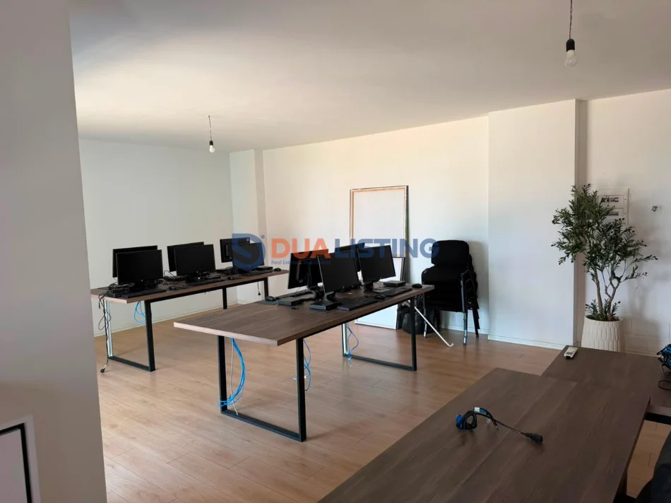 Tirane, jepet me qera ambjent biznesi , 122 m² 1.300 € 