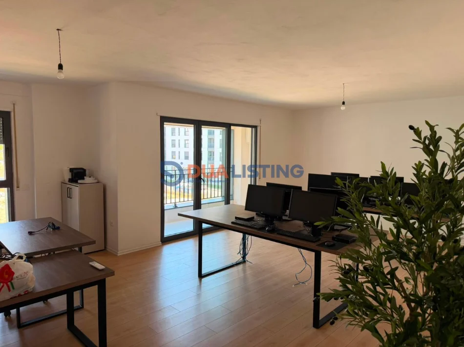Tirane, jepet me qera ambjent biznesi , 122 m² 1.300 € 