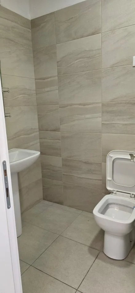 Tirane, shes apartament 3+1+Ballkon Kati 8, 134 m² 260.000 € (Shkolla e Bashkuar)