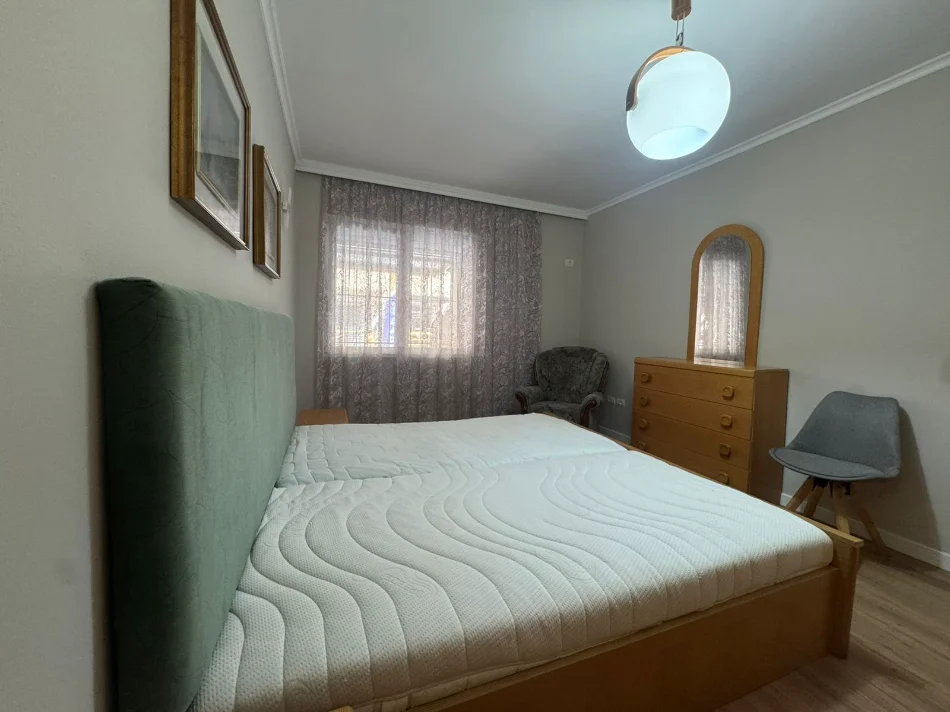Tirane, jepet me qera apartament 2+1 Kati 1, 800 € (Shkolla 11 Janari)
