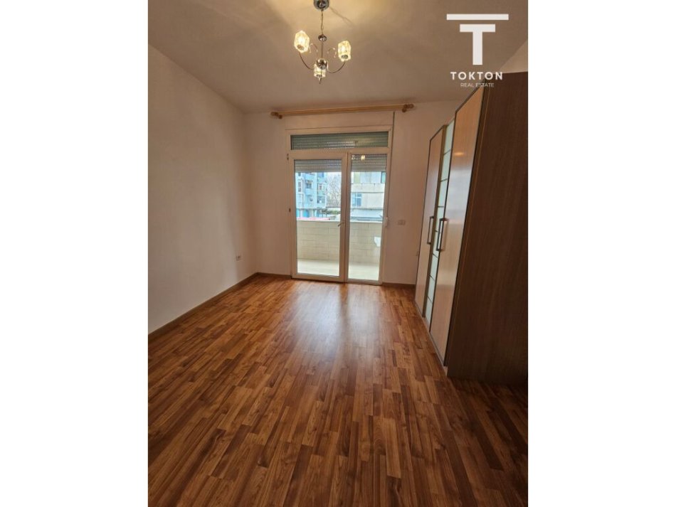 Tirane, jepet me qera ambjent biznesi Kati 3, 119 m² 1.200 € (Ish Espozita, Tiranë, TT 1784)