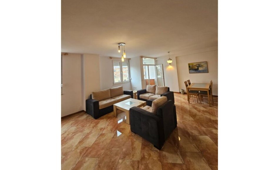Tirane, jepet me qera ambjent biznesi Kati 3, 119 m² 1.200 € (Ish Espozita, Tiranë, TT 1784)