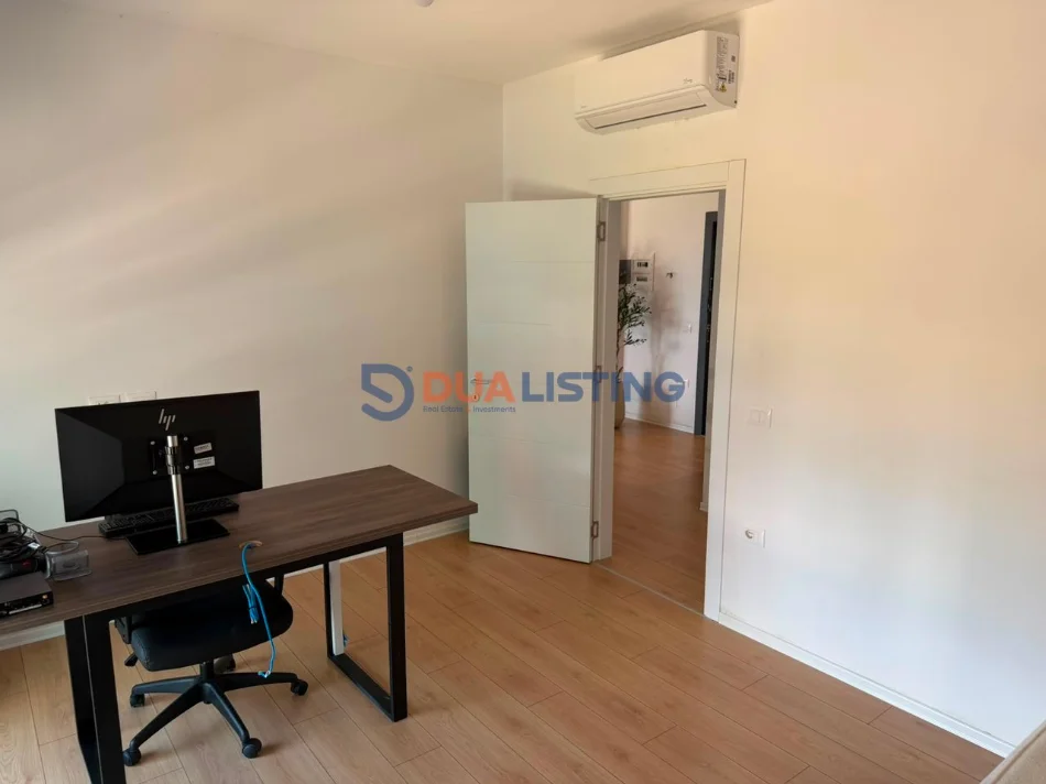Tirane, jepet me qera ambjent biznesi , 122 m² 1.300 € 