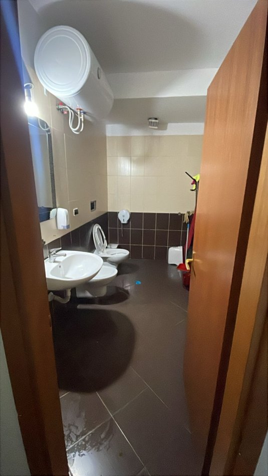 Tirane, jepet me qera zyre Kati 5, 300 m² 2.700 € (Selvia)