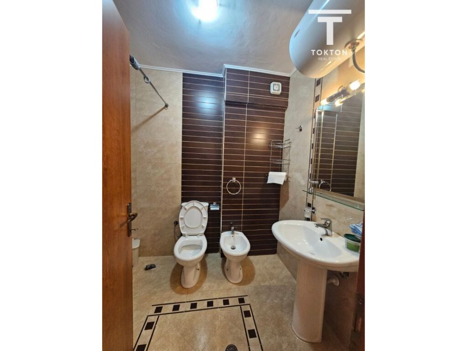 Tirane, jepet me qera ambjent biznesi Kati 3, 119 m² 1.200 € (Ish Espozita, Tiranë, TT 1784)