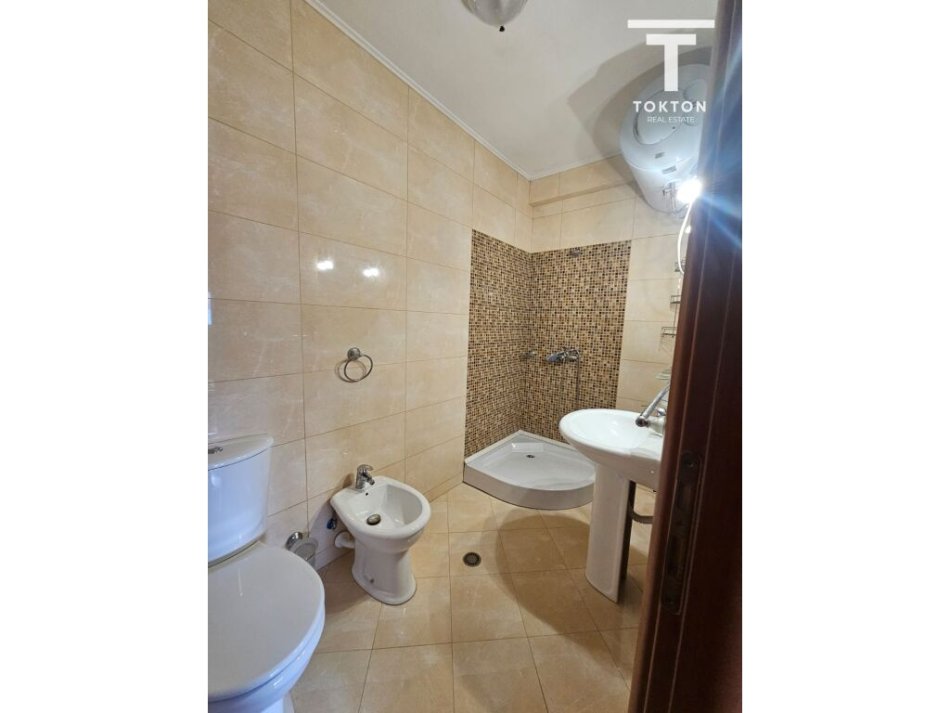 Tirane, jepet me qera ambjent biznesi Kati 3, 119 m² 1.200 € (Ish Espozita, Tiranë, TT 1784)