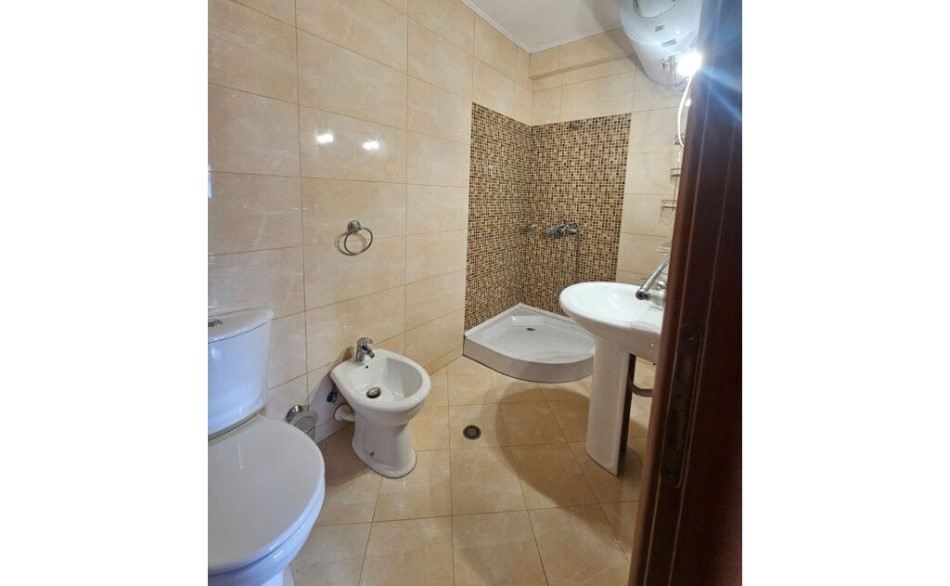 Tirane, jepet me qera ambjent biznesi Kati 3, 119 m² 1.200 € (Ish Espozita, Tiranë, TT 1784)