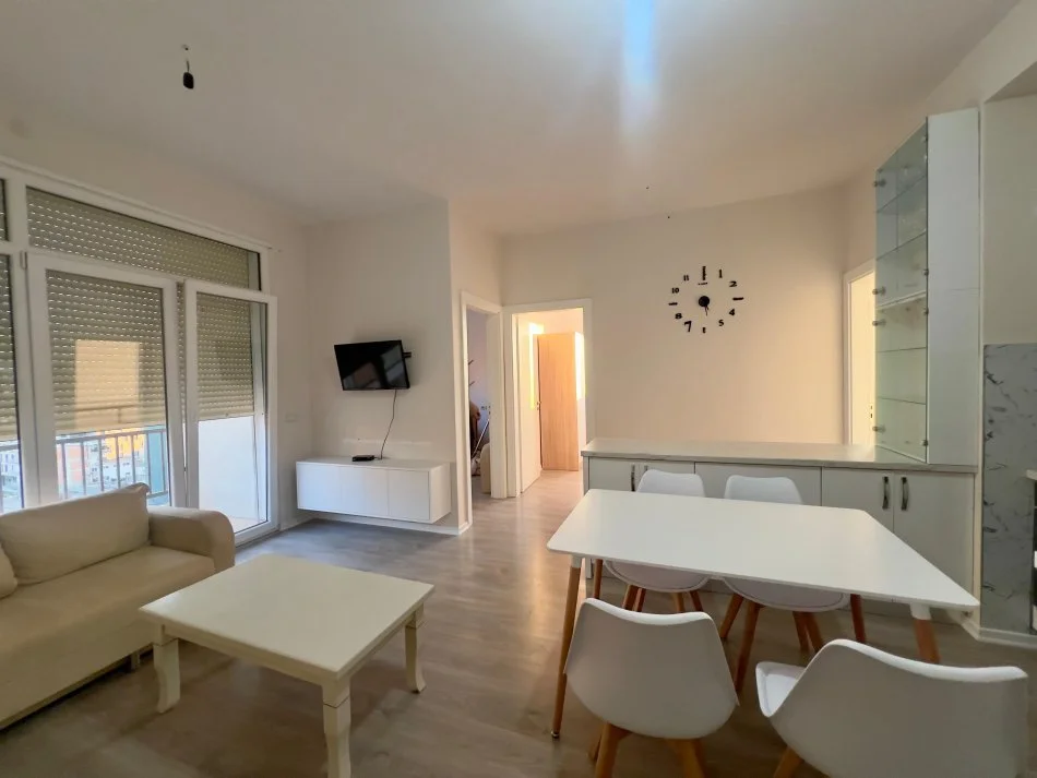 Tirane, jepet me qera 3+1+Ballkon Kati 9, 90 m² 600 € (ish fusha e Aviacionit)