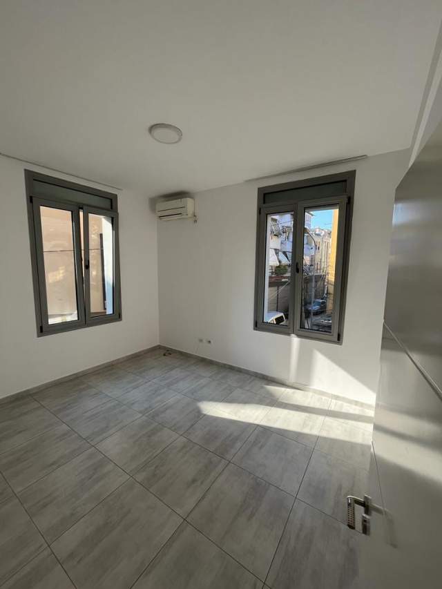 Tirane, jepet me qera ambjent biznesi Kati 2, 74 m² 400 Euro (rr. e Dibres prane Big Market)