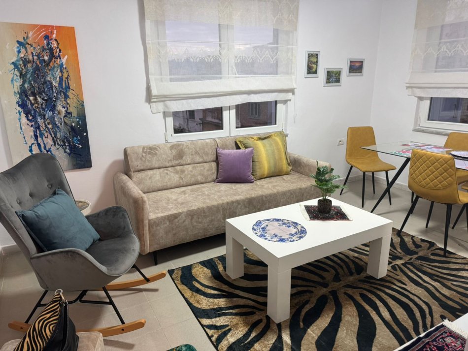 Tirane, jepet me qera apartament 1+1 Kati 1, 600 € 