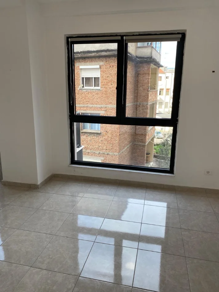 Tirane, jepet me qera zyre Kati 2, 89 m² 750 € (pazar i ri ,9 katshet)