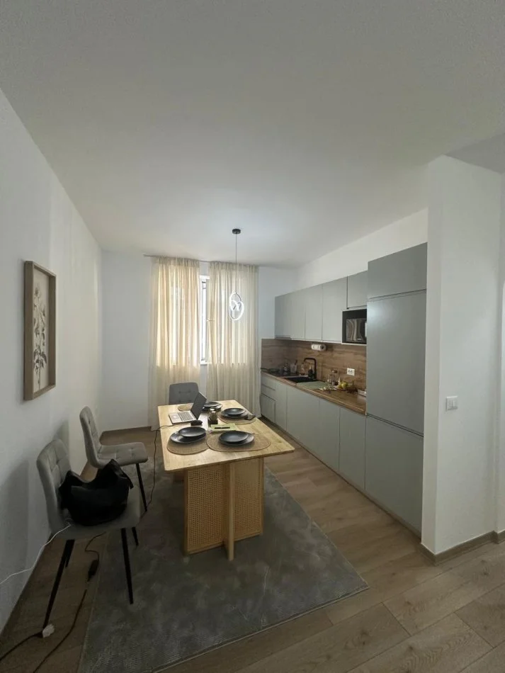 Tirane, jepet me qera apartament 2+1 Kati 2, 88 m² 850 € (Rruga e Durrësit)