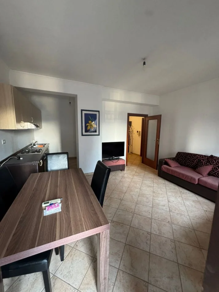Tirane, jepet me qera apartament 2+1+2+Ballkon Kati 7, 125 m² 500 € (Komuna Parisit)