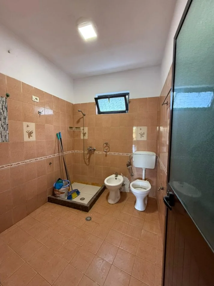 Tirane, shes shtepi 4+1+Aneks Kati 0, 365 m² 200.000 € (Shitet Shtëpi Private – Petrelë, Tiranë)