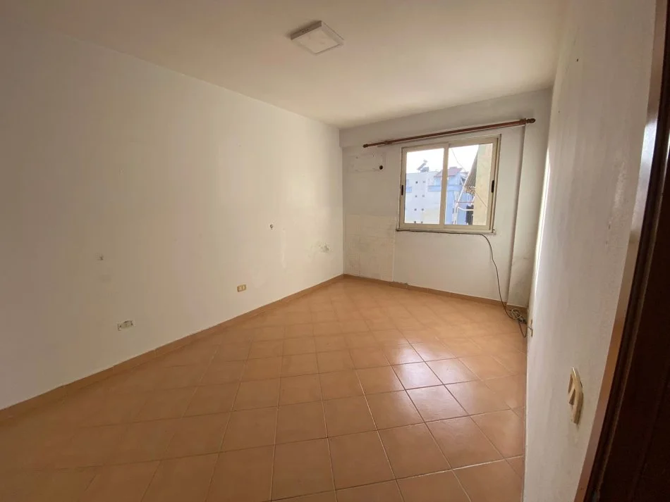 Shitet Apartament 2+1 te Komuna e Parisit, Rruga "Skender Luarasi"