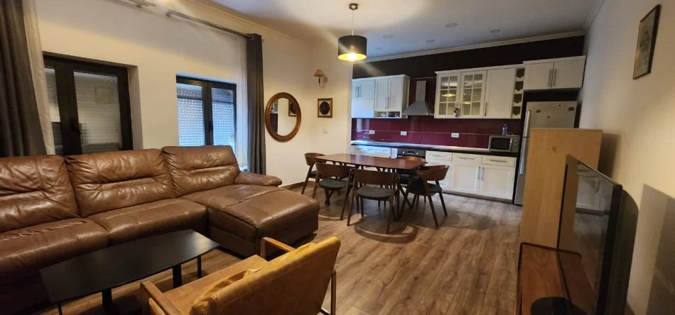 Tirane, jepet me qera Vile , (Rruga Kavajes)