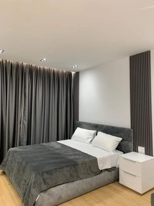 Tirane, shitet garsonier 3+1 Kati 3, 105 m² 275.000 Euro (Përballë Sheshit Skënderbej)