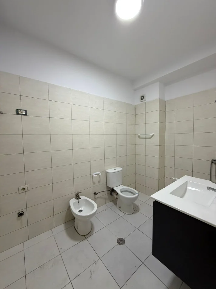 Tirane, shes apartament 1+1+Ballkon Kati 8, 73 m² 125.000 € (Prane Return Bar,rruge kreyesore)