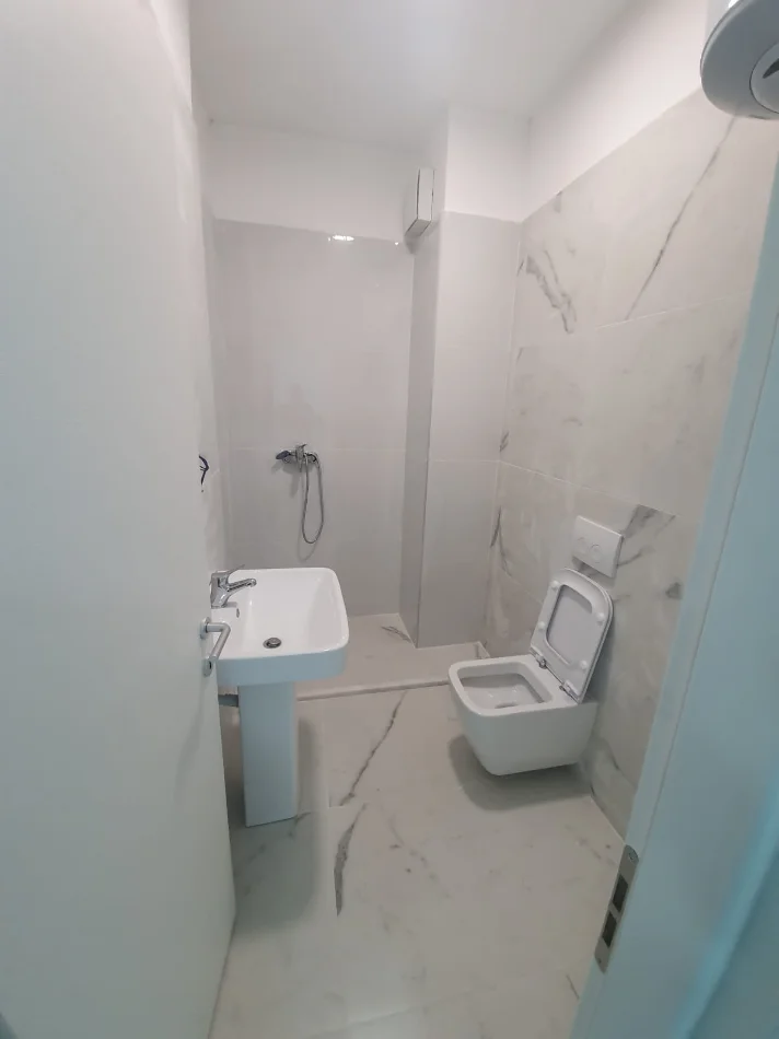 Tirane, jepet me qera zyre Kati 2, 105 m² 1.200 € (Kompleksi Kika 2)