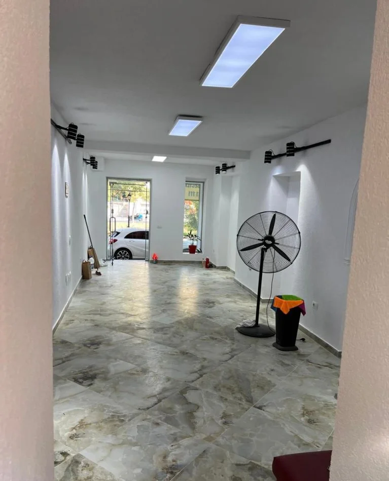 Tirane, jepet me qera ambjent biznesi Kati 0, 40 m² 850 € (Bulevardi Bajram Curri)
