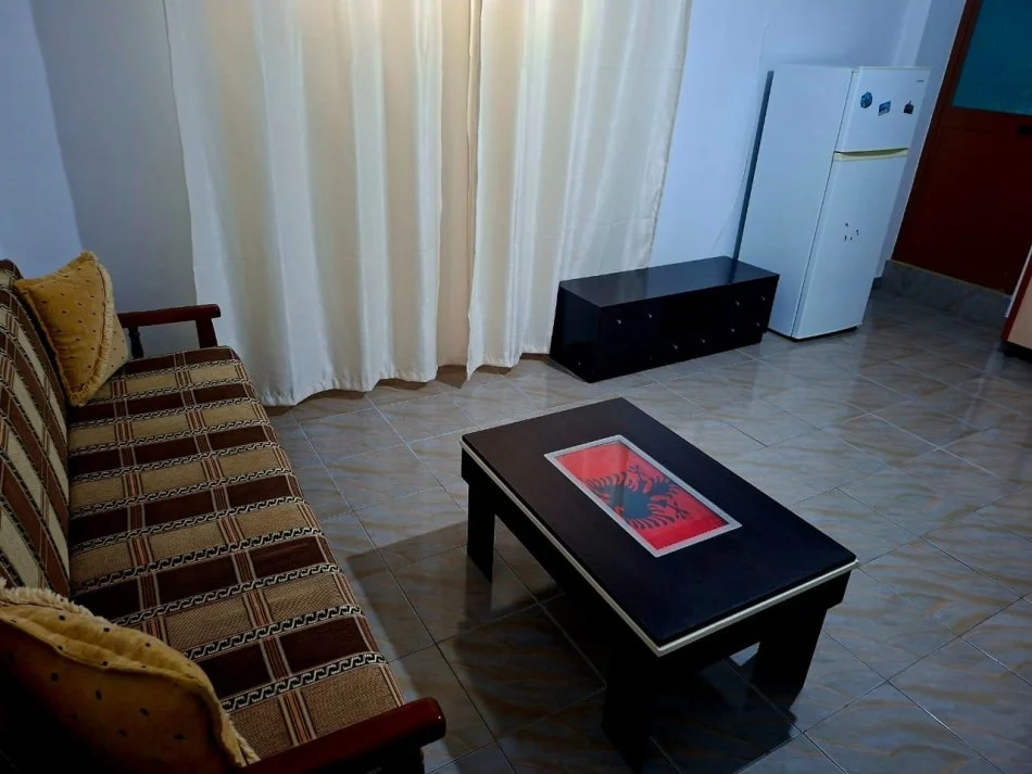 Tirane, jepet me qera apartament 1+1 Kati 1, 80 m² 320 € (Yzberisht- Shkolla Myslim Shima)