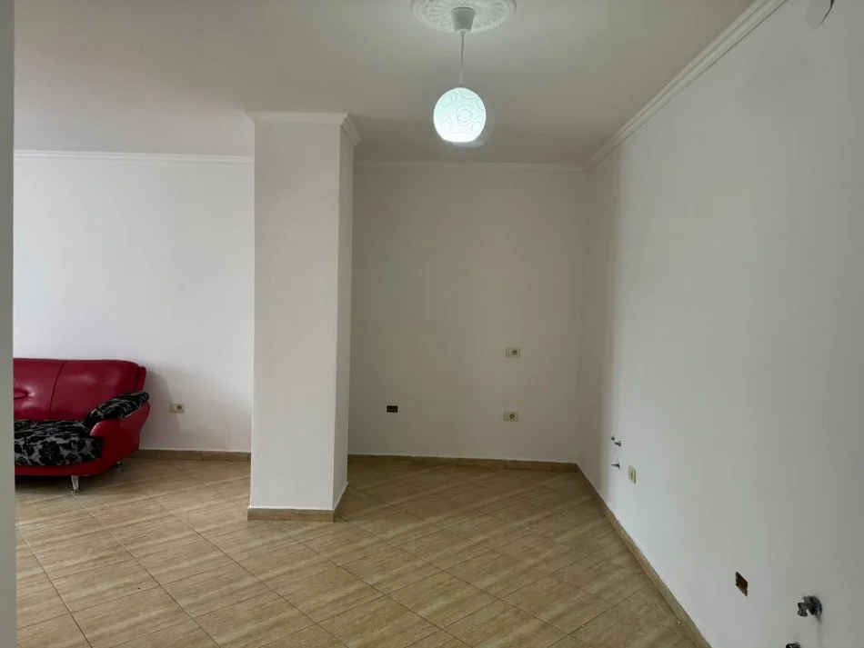 Tirane, shitet apartament 1+1+Ballkon Kati 3, 79 m² 93.000 € (Freske,prane restorant Fresku)