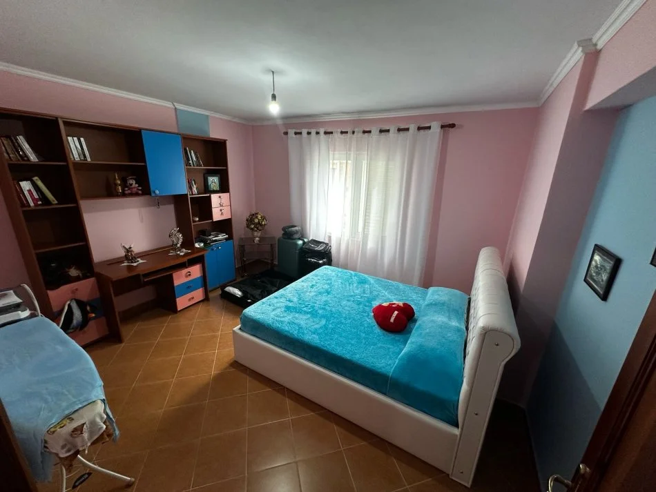 Tirane, jepet me qera apartament duplex 3+1+Ballkon Kati 2, 120 m² 650 € (Rruga gjin gjergji)