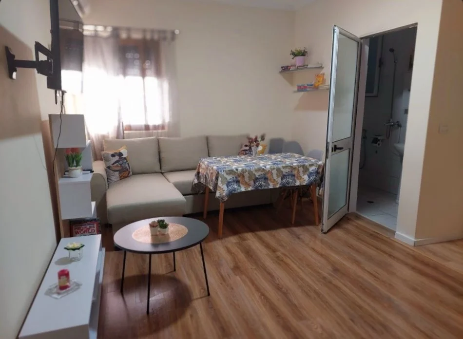 Tirane, jepet me qera apartament 1+1 Kati 1, 56 m² 600 € (Myslym shyri)