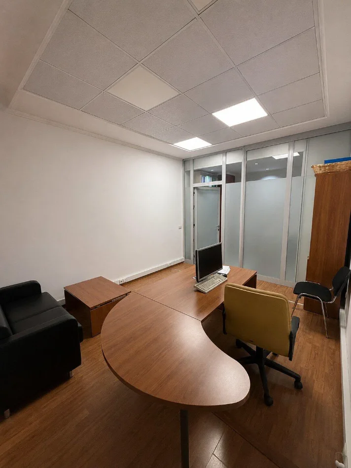 Tirane, jepet me qera zyre Kati 2, 100 m² 1.200 € (RRUGA E ELBASANIT)