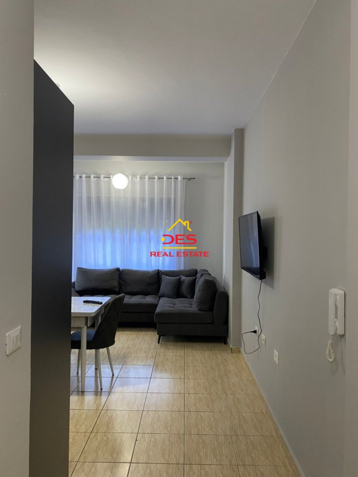 Vlore, jepet me qera apartament 1+1+Ballkon Kati 4, 70 m² 350 € (Rruga Dhimitër Konomi)