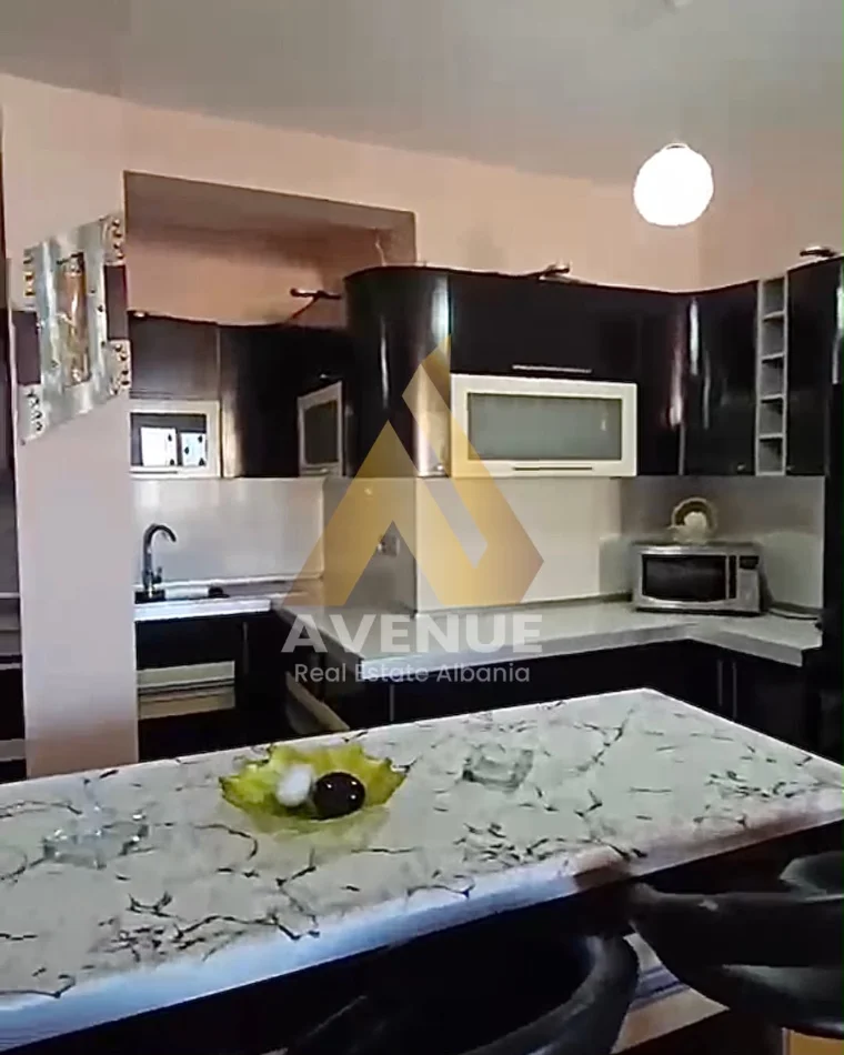 Tirane, jepet me qera apartament 2+1+Ballkon Kati 7, 110 m² 600 € (Rruga e Dibres)