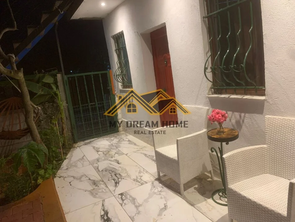 Durres, jepet me qera shtepi 2+1 Kati 0, 200 m² 250 € (SEKTIOR RINIA)