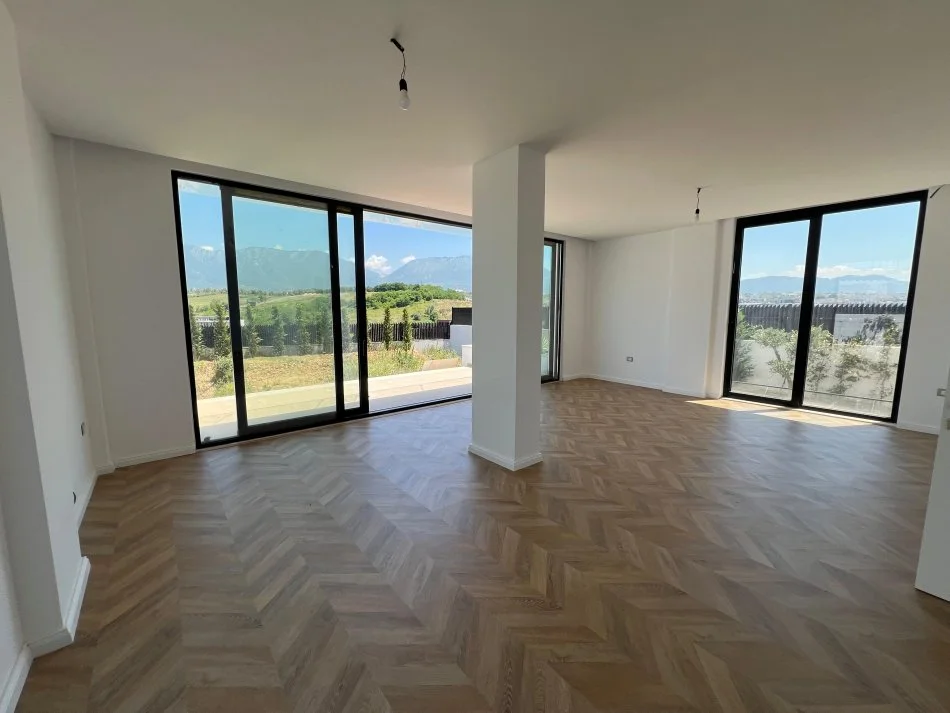 Tirane, jepet me qera Vile 4+1 Kati 0, 670 m² 5.000 € (teg)