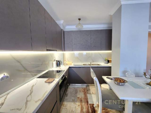 Tirane, jepet me qera apartament 2+1+BLK Kati 10, 97 m² 750 Euro (Lulishtja Komuna e Parisit)