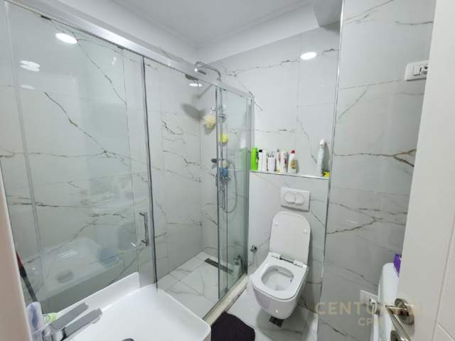 Tirane, jepet me qera apartament 2+1+BLK Kati 10, 97 m² 750 Euro (Lulishtja Komuna e Parisit)