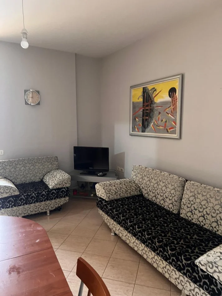 Tirane, jepet me qera apartament 1+1 Kati 7, 70 m² 500 € (APARTAMENT 1+1 ME QIRA TEK SELVIA)