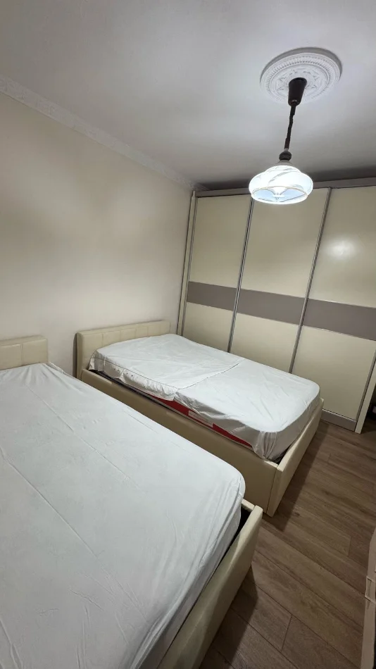 Tirane, jepet me qera apartament 2+1 Kati 1, 80 m² 500 € (Kinostudio tek Karburant Alpet)