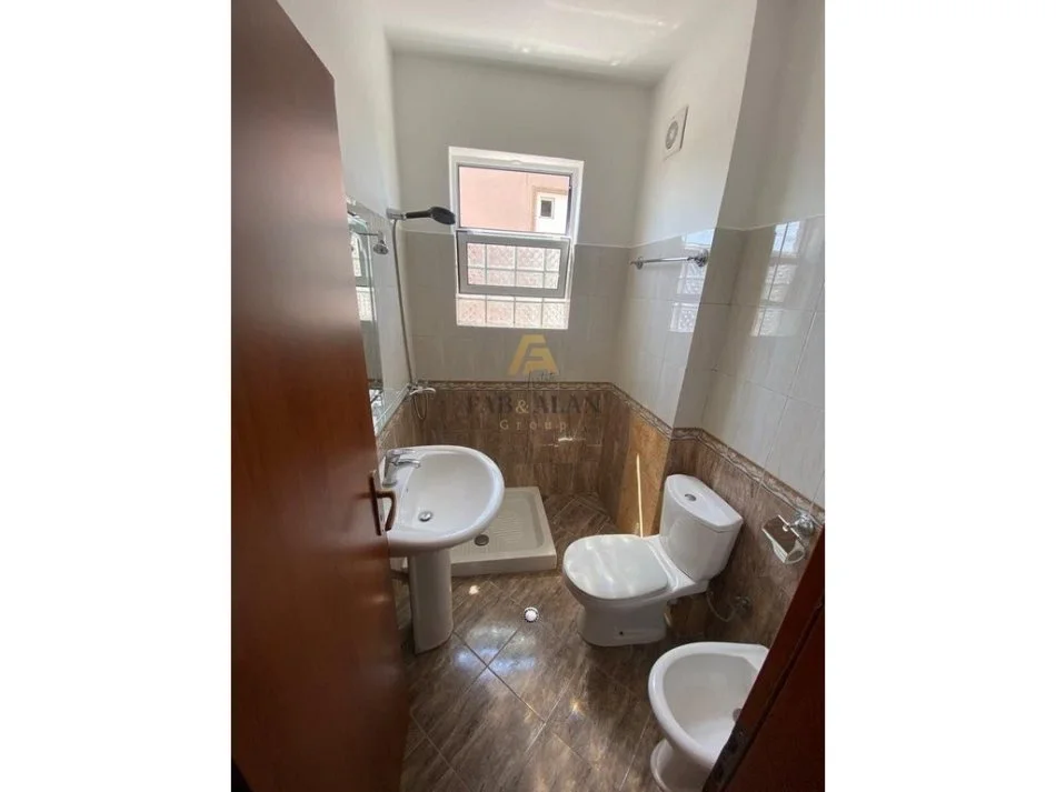 Tirane, jepet me qera apartament 2+1+2 Kati 4, 550 € (Kinostudio)