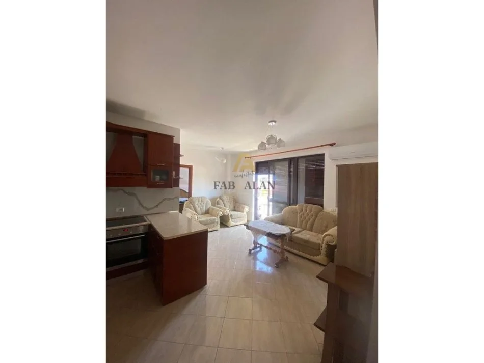 Tirane, jepet me qera apartament 2+1+2 Kati 4, 550 € (Kinostudio)