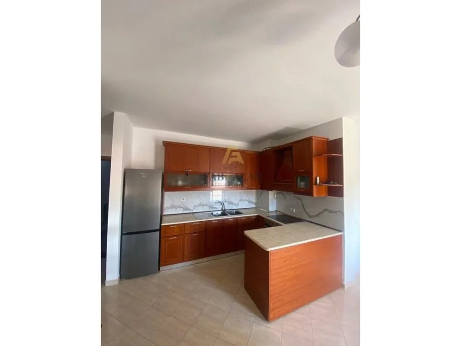 Tirane, jepet me qera apartament 2+1+2 Kati 4, 550 € (Kinostudio)