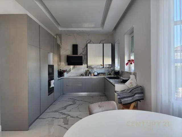 Tirane, shitet Vile 3 Katshe Kati 3, 666 m² 1 Euro (Rolling Hill Residence Tirana, Albania)