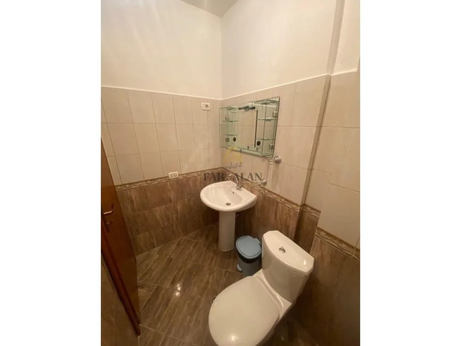 Tirane, jepet me qera apartament 2+1+2 Kati 4, 550 € (Kinostudio)