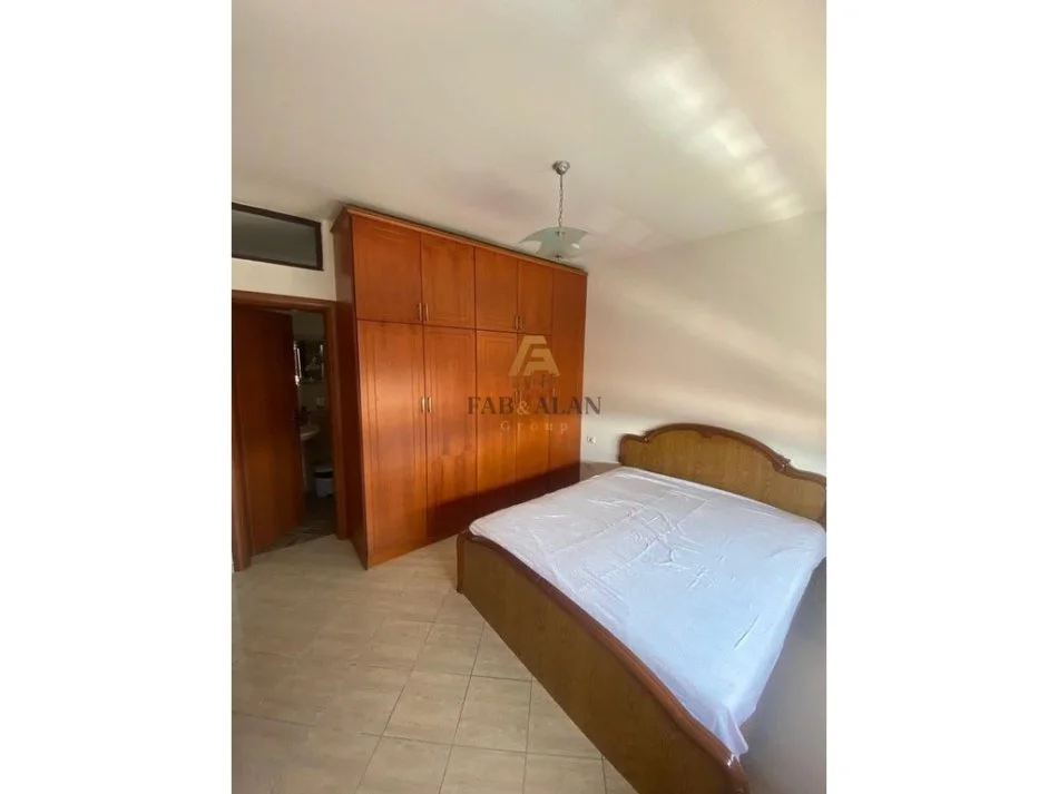 Tirane, jepet me qera apartament 2+1+2 Kati 4, 550 € (Kinostudio)